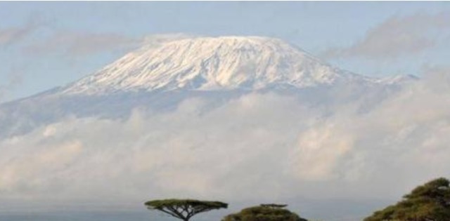 白雪云|非洲的“屋脊”，世界上唯一一座位于赤道上的雪山，堪称奇迹！