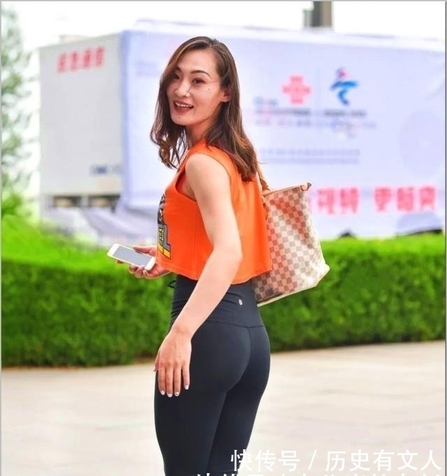 街拍橙色背心搭配紧身运动裤,人群中很显眼