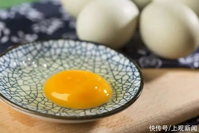 溏心蛋|双黄蛋是因为加了激素?溏心蛋营养更好?真相是……