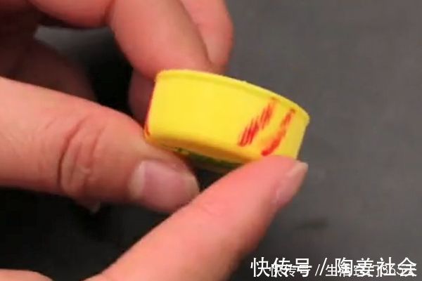 瓶盖|为什么门上要粘一个塑料瓶盖?好多人不知道有啥用?你家肯定需要