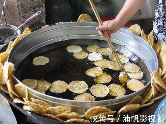 养绿萝,用“1块饼”,往盆里埋“1个”,土壤肥沃,7天发新芽