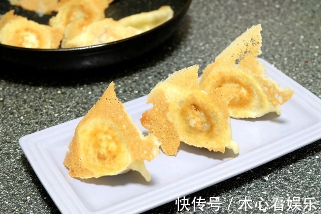饺子别再煮了,试试这个做法,面粉水比例调配好,冰花又焦又脆!