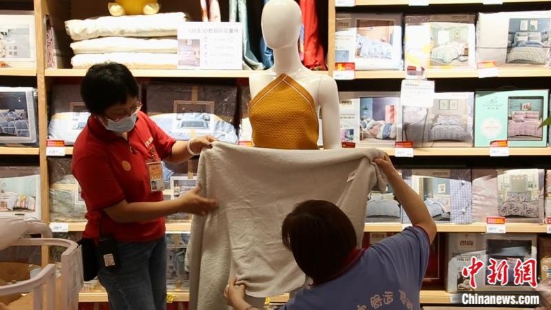 徐明睿|这场模特设计大赛，大学生跟超市理货阿姨PK起来了……