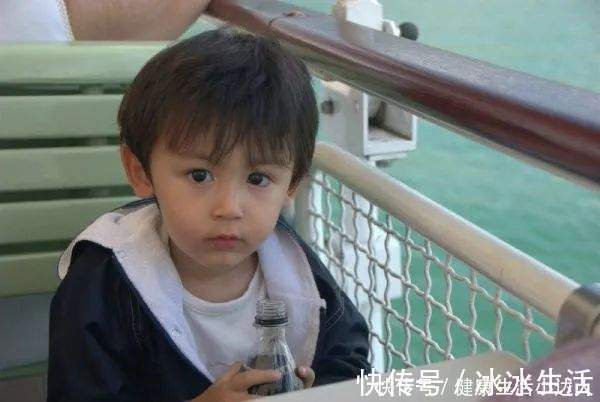 小男孩|6岁小男孩，千度近视，得知原因后，众人指责孩子父母太混蛋