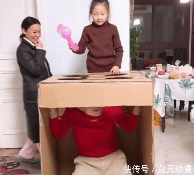 玩游戏|“地鼠奶爸”陪女儿玩游戏走红,最后妈妈那一下,女儿吓到闭眼