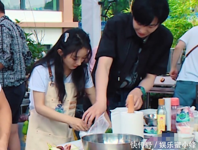 中餐厅|赵丽颖握刀手法错误，刘宇宁着急的忘喊姐，导演也不帮他改字幕