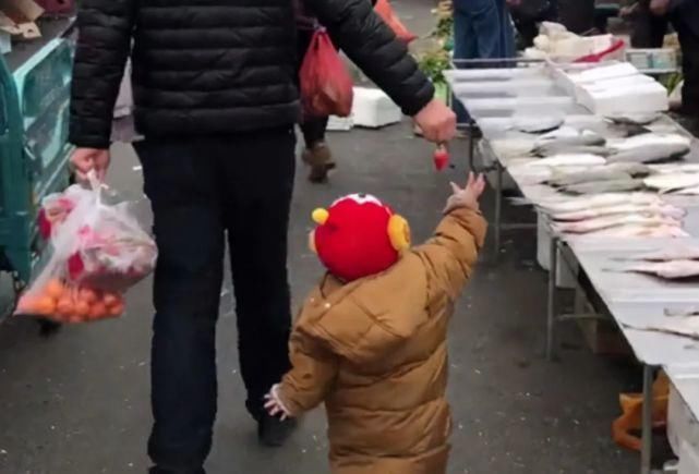 直男|“直男爸爸”接娃出院引围观,宝妈看后哭笑不得:只让他折根桃枝