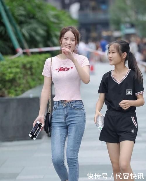 小蛮腰 粉色上衣搭配浅蓝“紧身牛仔裤”,风格独特,青春气息十足