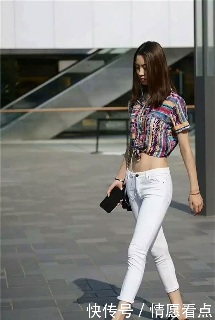  不失|街拍美女：小姐姐衬衫搭配白色紧身裤，休闲不失性感
