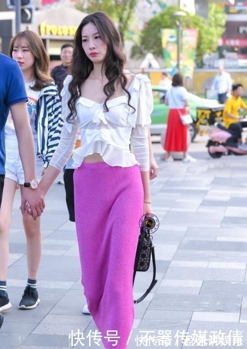 玫红色|长发女神穿玫红色半身裙，华丽又不失典雅，时尚又迷人