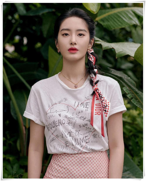 别老披头散发了，春季最流行的4种编发，展现知性美