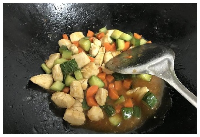 减脂餐不要老吃水煮鸡胸了，试试这么做，好吃又营养，人也瘦了