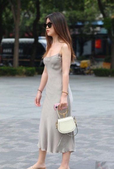 潮流 时尚潮流的裙子,既时尚又显年轻,让小姐姐时刻保持精彩!