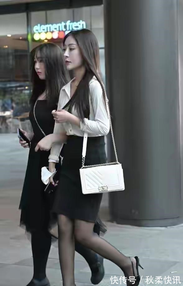 衬衫 美女身穿白衬衫搭配黑短裙，如此简单又经典的搭配，依然那样美
