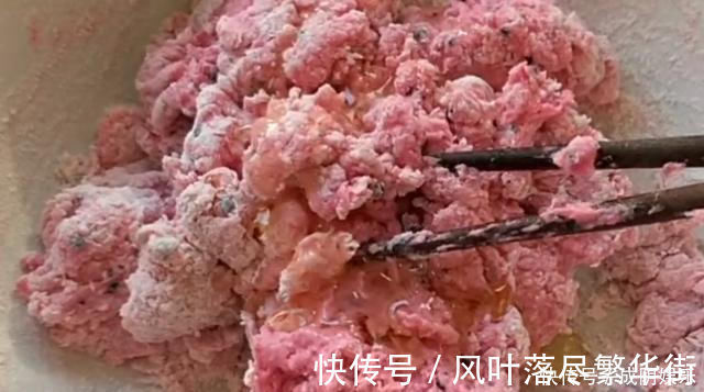 火龙果泥|吃剩的火龙果皮别扔掉,加1碗面粉,不蒸不烙,5分钟做1大锅,香