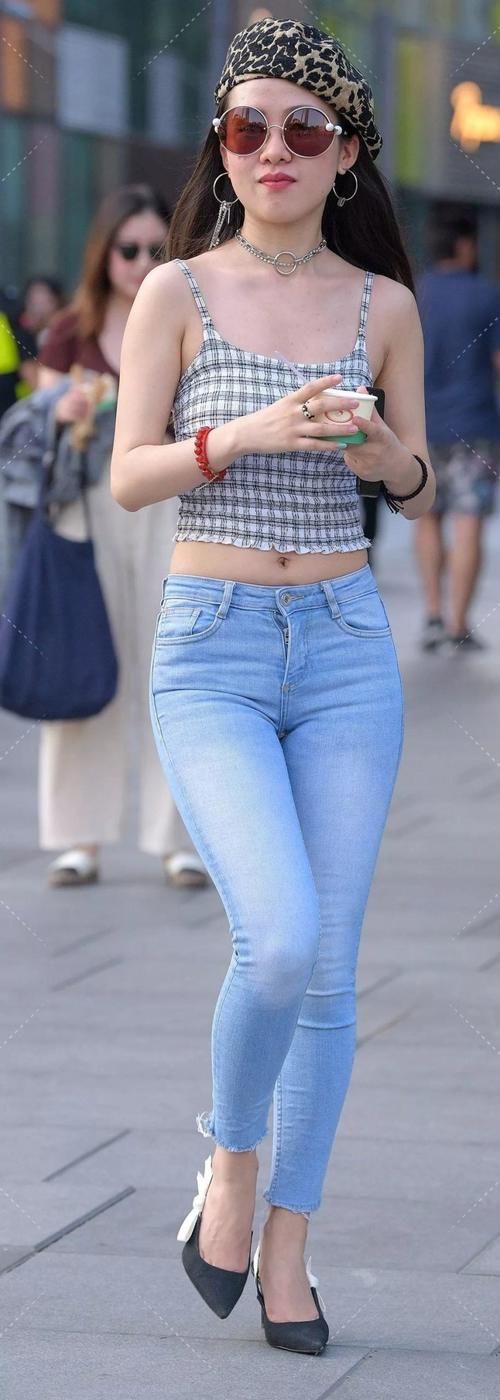 百搭 美女脚上搭配的高跟鞋，既舒适又时尚，带着一种浪漫的飘逸