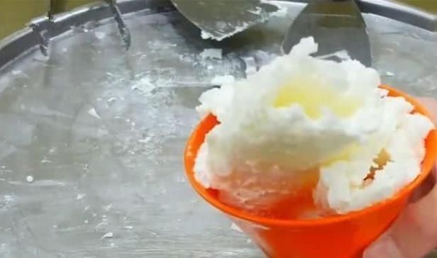 老外用矿泉水“炒”冰淇淋,没想到效果还不错,你们也可以试试