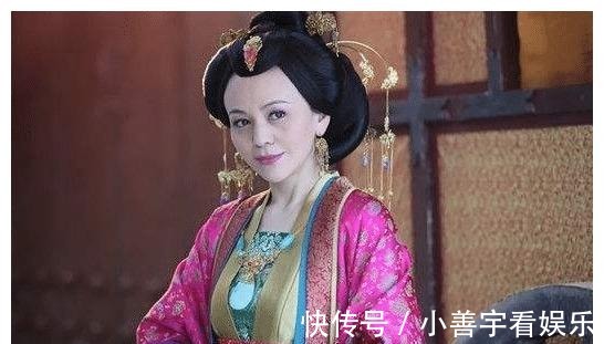 王琳在节目中下跪，惹全场变脸，雪姨一点都不“雪姨”