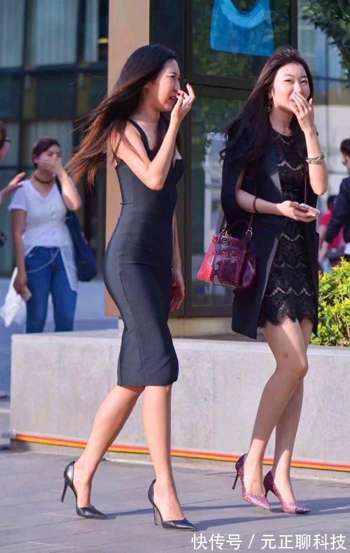 优雅 美女身穿蕾丝连衣裙,外搭长外套,显得很是优雅淑女