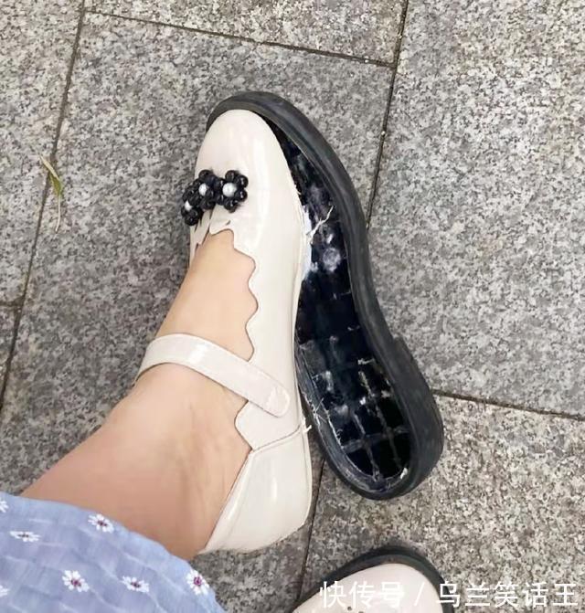 |搞笑图片:闹痔疮住院时,望着铁哥们送来的礼物,他难以下咽