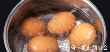 煮鸡蛋冷水、热水下锅都不对，牢记这3点，鸡蛋轻轻一碰就脱壳！