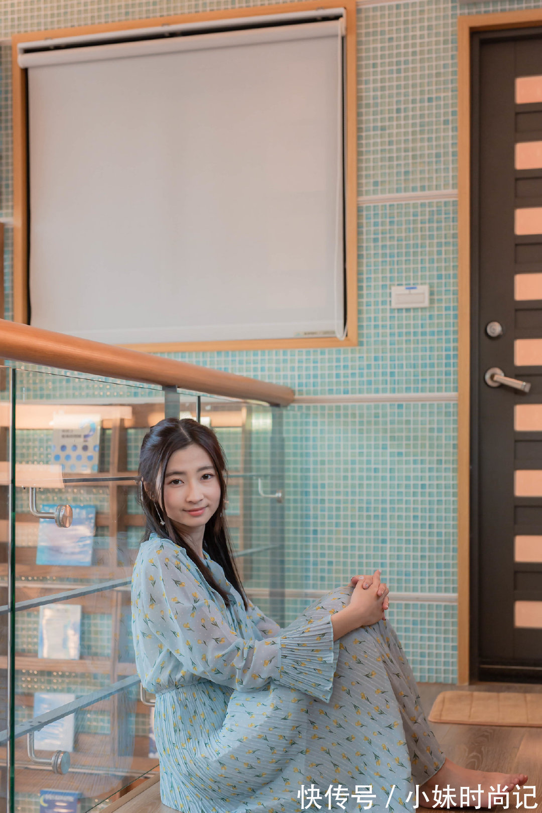 简约|小姐姐的碎花裙十分的优雅清新,简约大气中也有女性的柔美