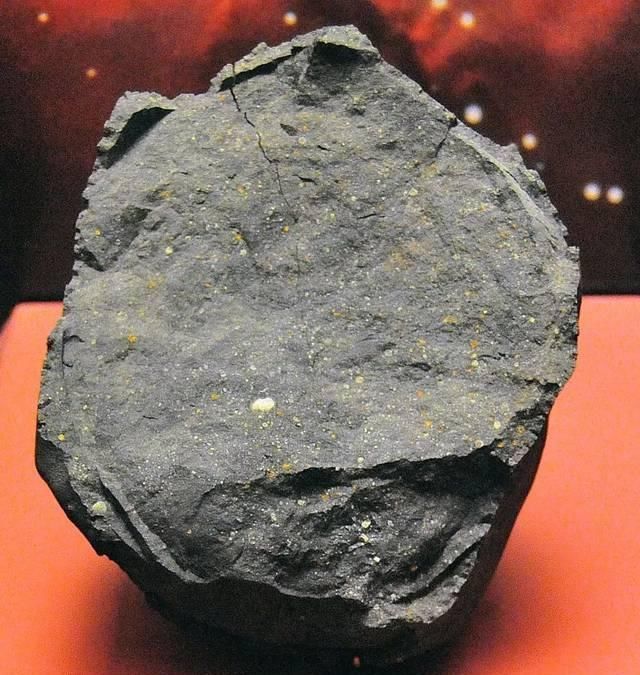 科学家在一块怪石头里,发现了一条来自70亿年前的信息