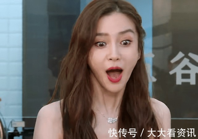 跑男|跑男集體受懲罰,紙板打蔡徐坤額頭,疼到閉眼,看清關(guān)曉彤,服了