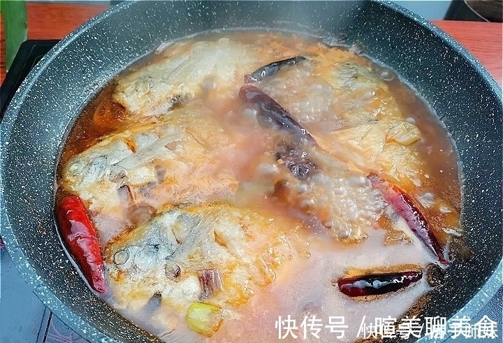 不管炖什么鱼,别再加醋了!试试新做法,肉质鲜嫩没腥味,太香了