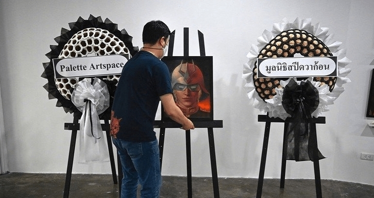 去世|泰国艺术家将已经去世的动画角色画出来并公开展览，鬼灭全家福了