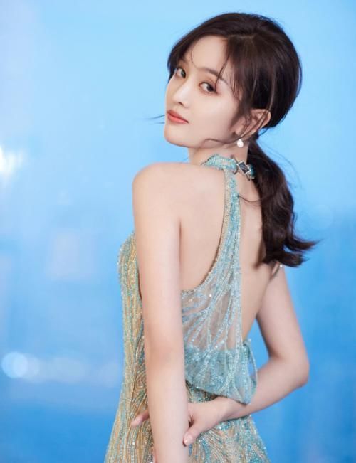 太尴尬!徐梦洁穿郑爽1年前礼服还同台,而孟美岐场场高定