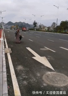 |搞笑GIF: 请原谅我不厚道的笑了 吃饭的时候最好不要看