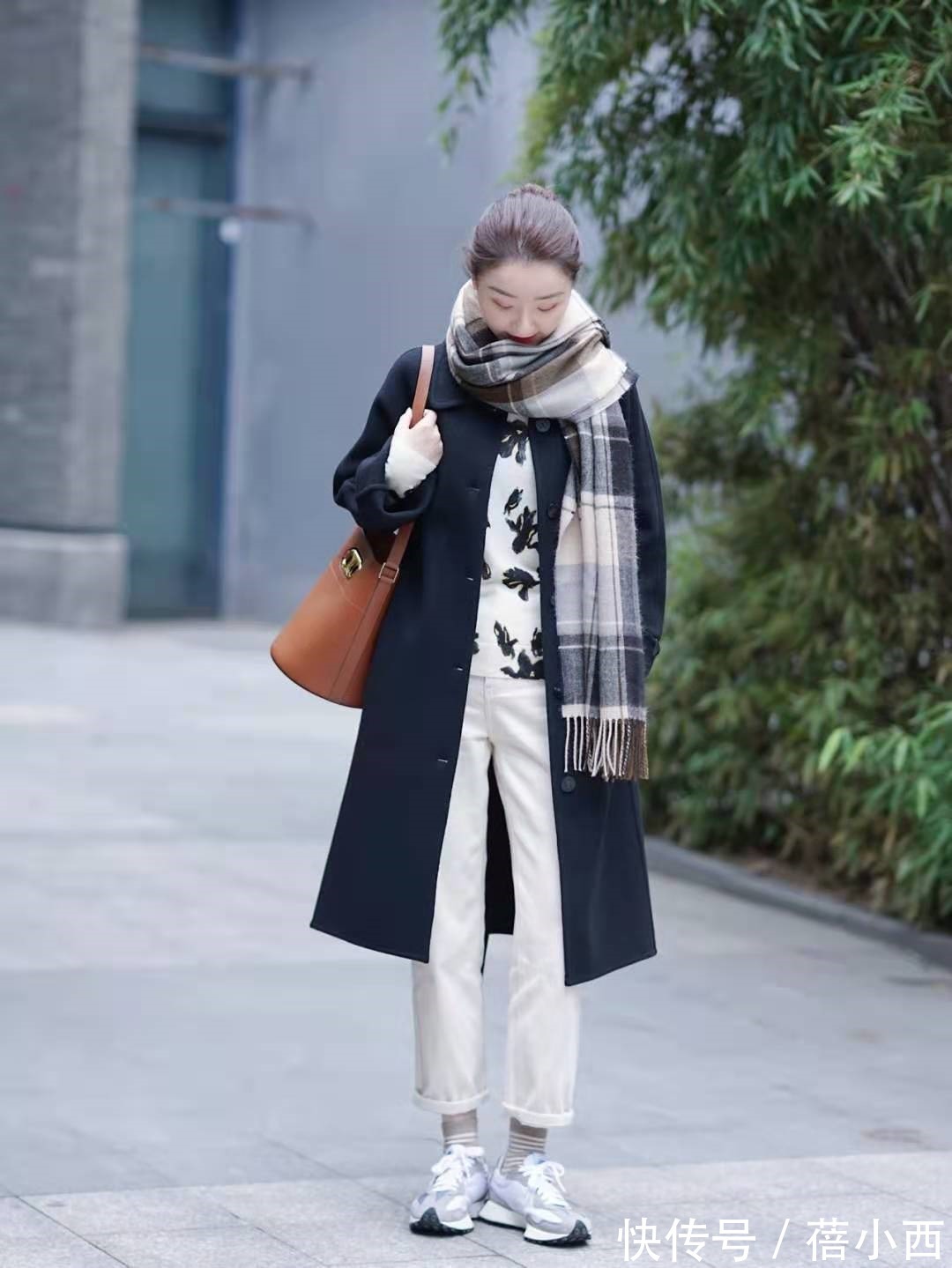 穿搭 谁说“黑大衣”已过时?采用这3种搭配方式,演绎不费劲的时髦感