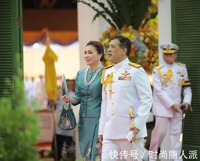 造型|苏提达晒最新漫画好得意！蓝裙造型确实美，诗妮娜好久没有亮相了