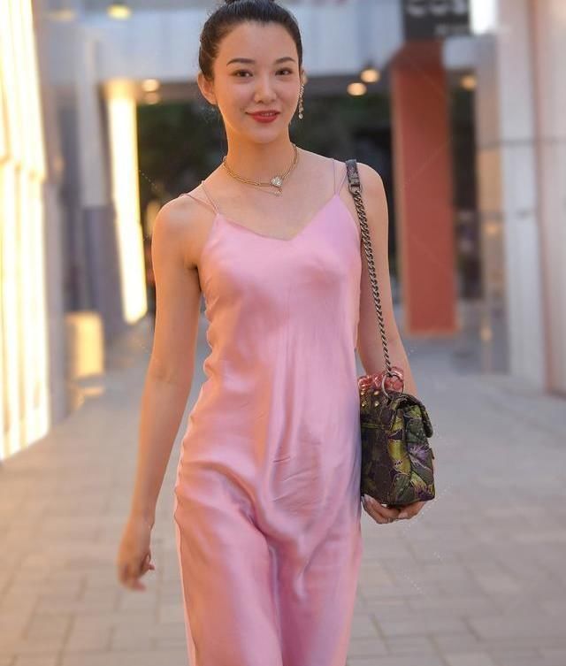 经典简约的连衣裙非常适合时尚美女的日常穿搭，穿出你的品位