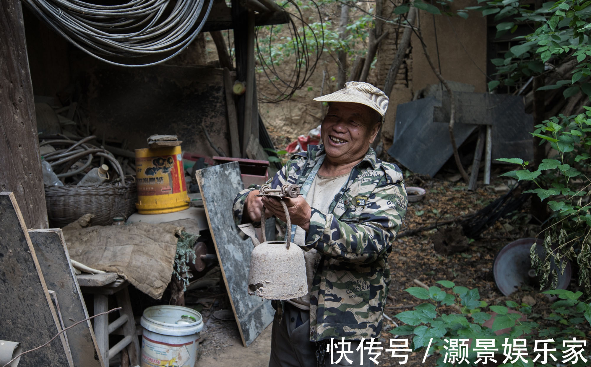 大叔!农村66岁老汉无妻无子,家藏万件“宝贝”,独居40余年像个老顽童