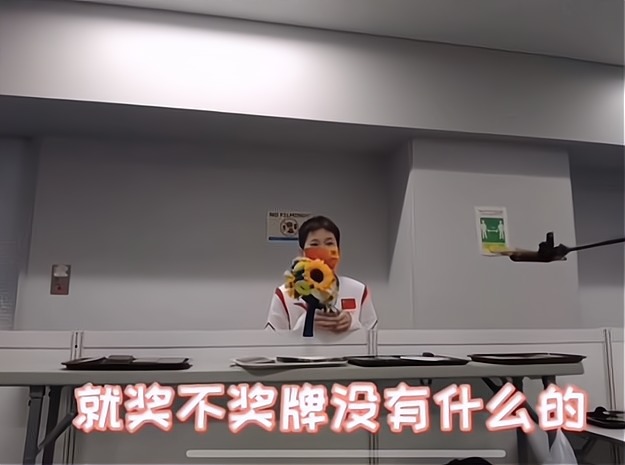 采访|默默等着小姐妹采访!全红婵边扭身子边偷瞄情况,红姐等的挺无聊