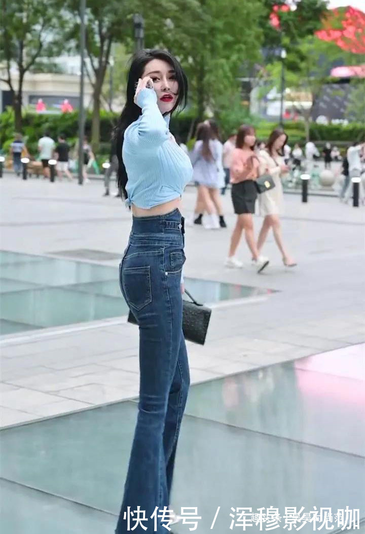 浅蓝色挂脖短衫搭配高腰牛仔裤，气质女孩的减龄穿搭，时尚有气质