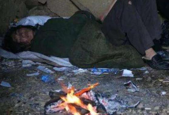 母亲|中国第一懒人:走路怕累吃饭靠喂,23年不干活,父母走后饿死家中