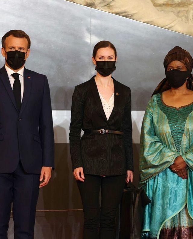 芬兰|35岁芬兰女总理亮相,穿争议西装时髦打底抢镜,换新发型太优雅