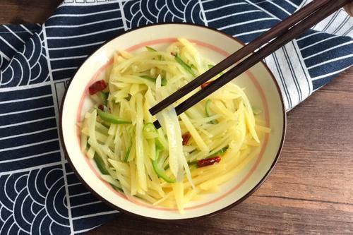 土豆和它一起炒，效果堪比泻药，排除体内宿便，口臭也缓解了