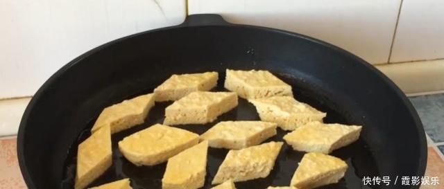 把豆腐放进鸡蛋液里,擀面杖一压,给红烧肉都不换,真是太香了