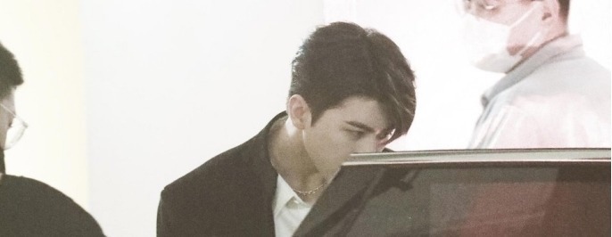 蔡徐坤路透有多帅？白衣素袍十分抢眼，网友：风度翩翩的公子！