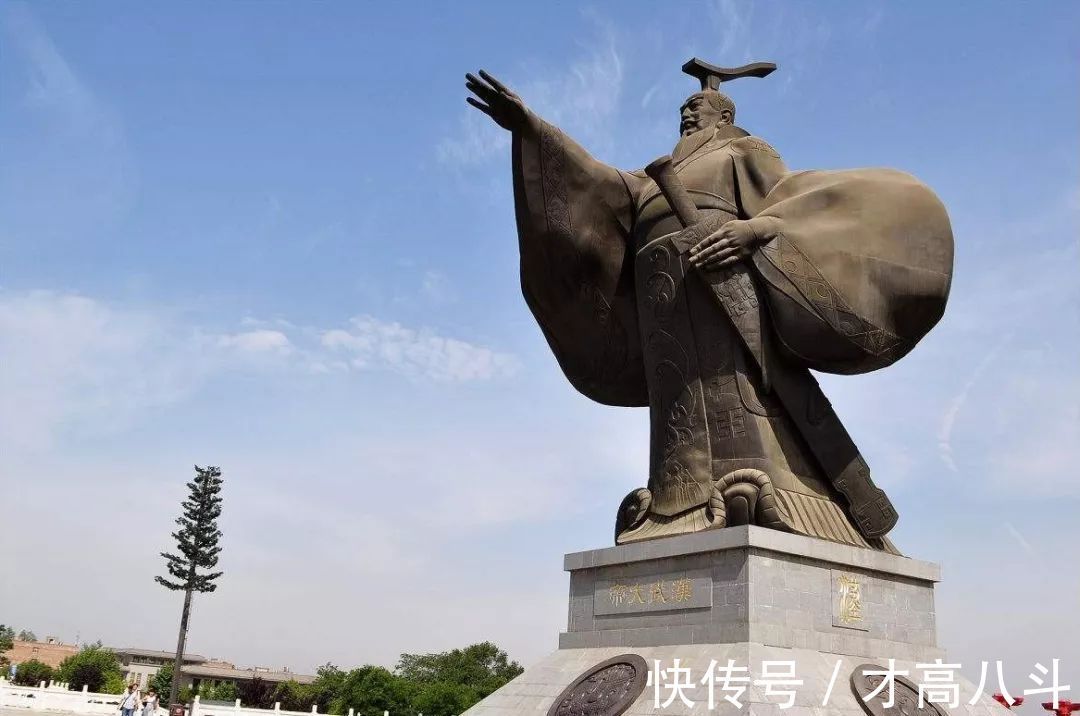 秋风辞#汉武帝写了一首诗,第一句抄刘邦的,成千古佳作,鲁迅说:不比词差!