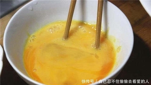 下班晚来不及烧菜，用简单食材做出美味，当菜也能当小吃，好香！