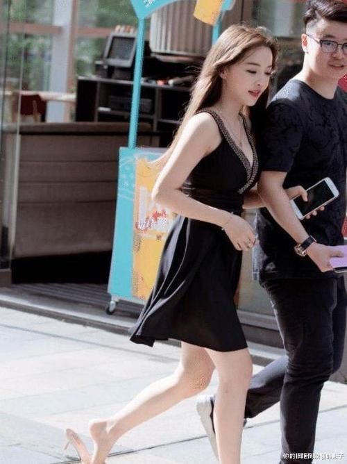 小哥可谓人生赢家，连走路都春风得意