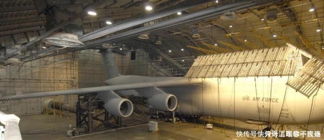 飞机 为什么客机机翼在机腹,军用运输机机翼在背部,专家:装东西不同