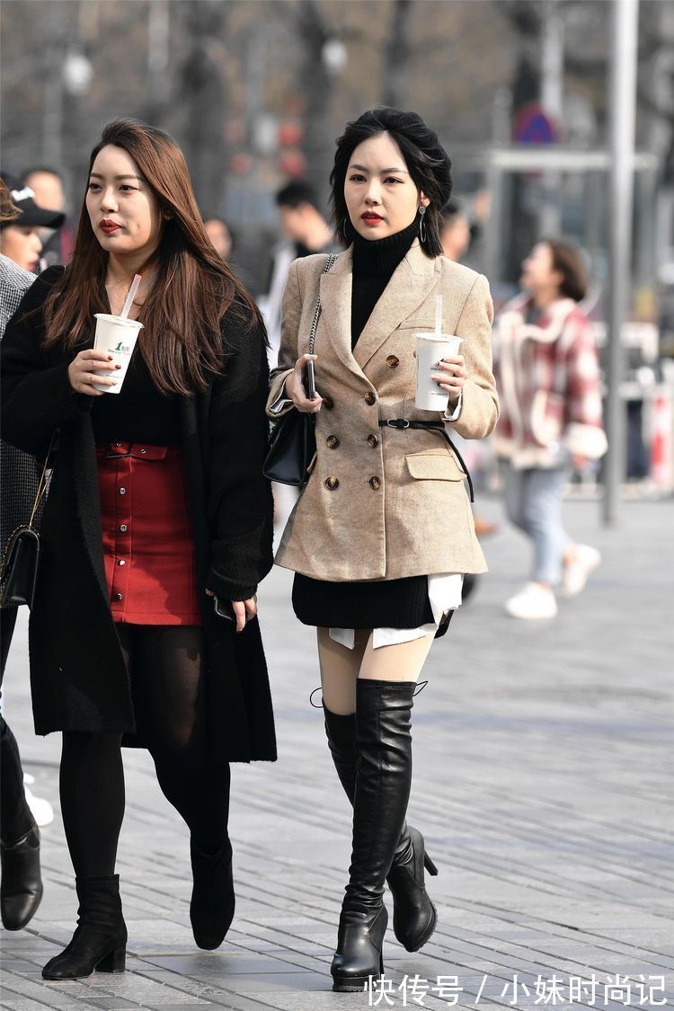 身材高挑|街拍:橙色修身连衣裤,高挑匀称的美女,穿搭出来的效果更加时尚