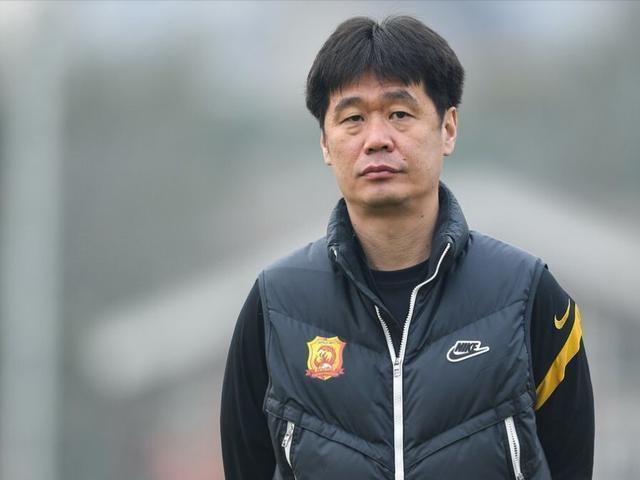 主帅|韦世豪被足协开除因为李铁?冲突原因揭晓,李霄鹏面临两难选择