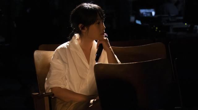 阔腿裤|别再穿“大妈衫”了,女人到了中年穿衣更要讲究,这么穿魅力翻倍